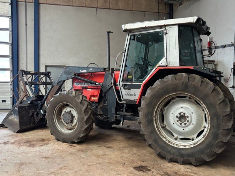 Massey Ferguson 3095 På vej ind