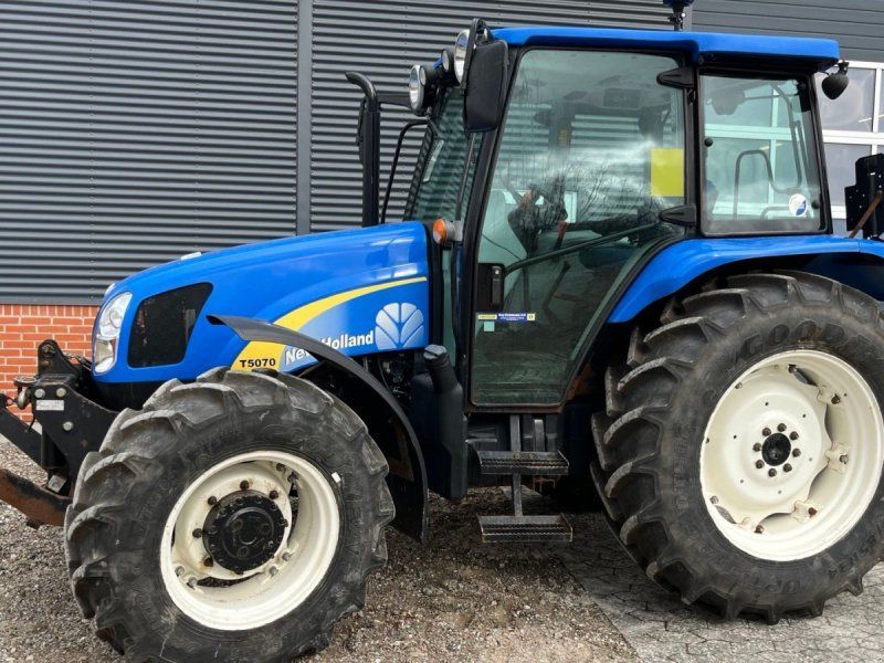 New Holland T5070 4-wd med frontlift
