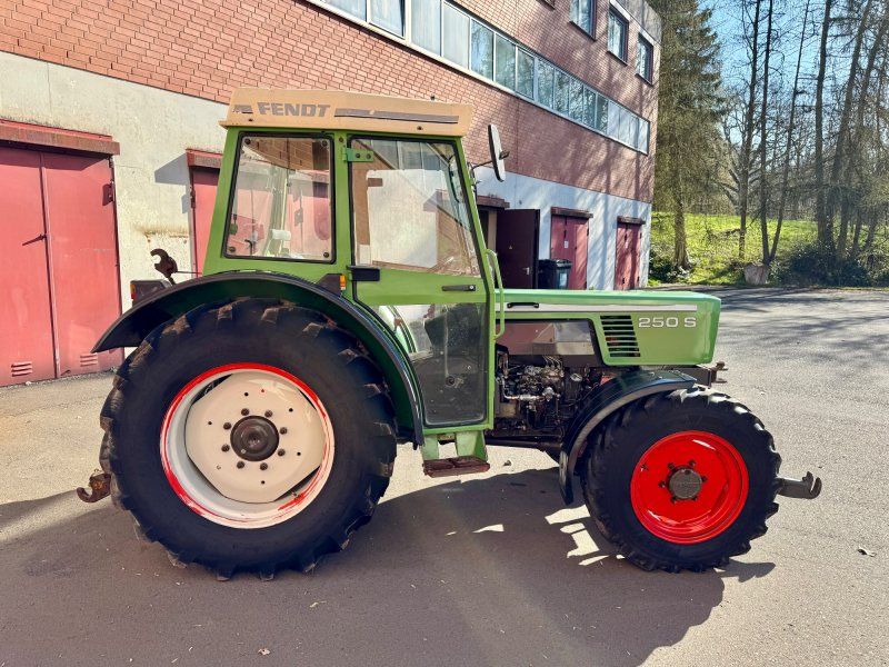 Fendt Farmer 250 S Allrad, 1. Hand, FH, 4.790 h ( 240 260 275 280 )