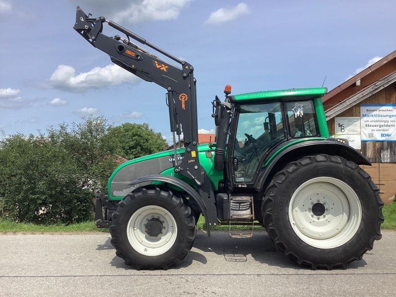 Valtra T171HiTech mit Frontlader Hauer POM-VX150