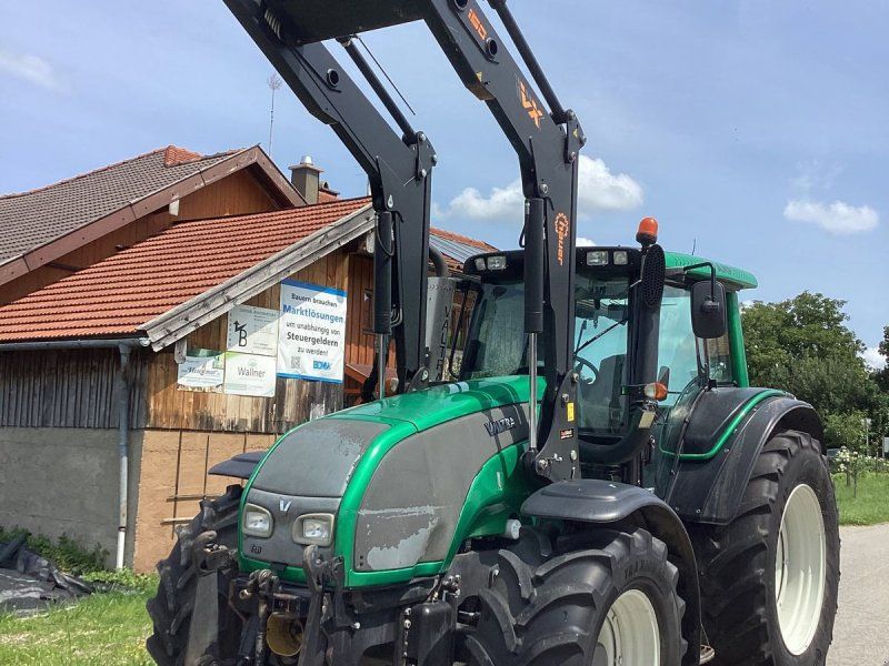 Valtra T171HiTech mit Frontlader Hauer POM-VX150