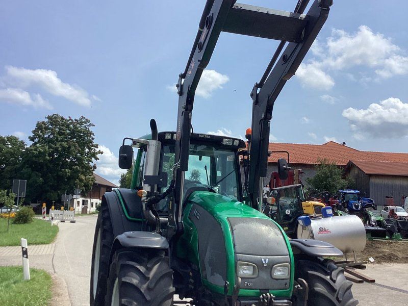 Valtra T171HiTech mit Frontlader Hauer POM-VX150