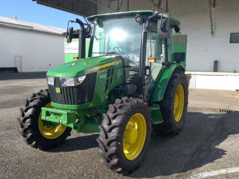 John Deere 5067E