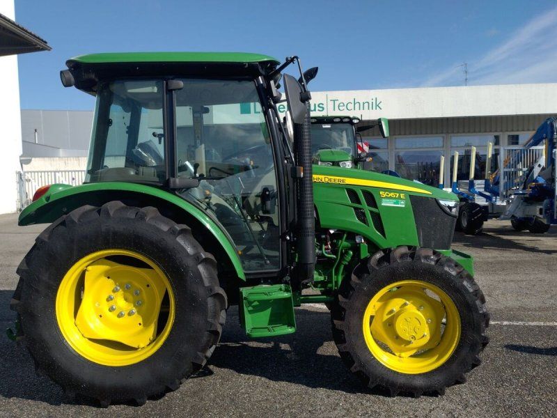 John Deere 5067E
