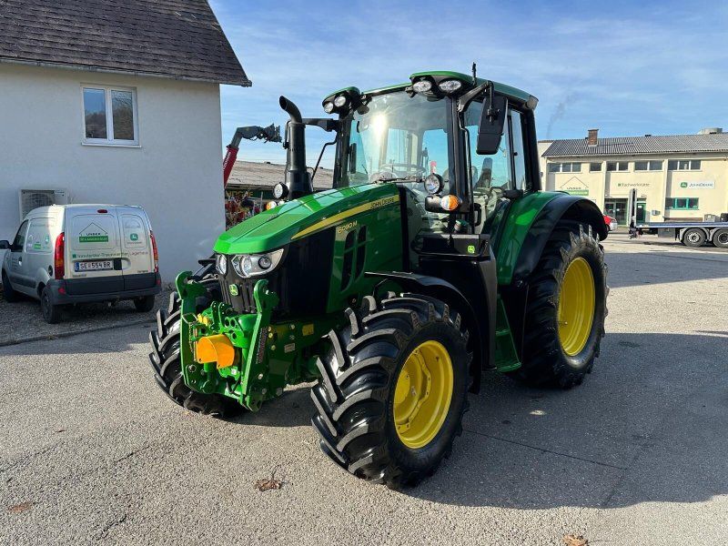 John Deere 6090M