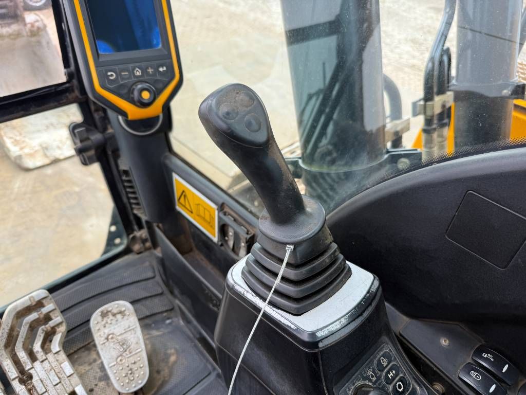 JCB JS220LC - Hammer Lines / Quick Coupler / Camera