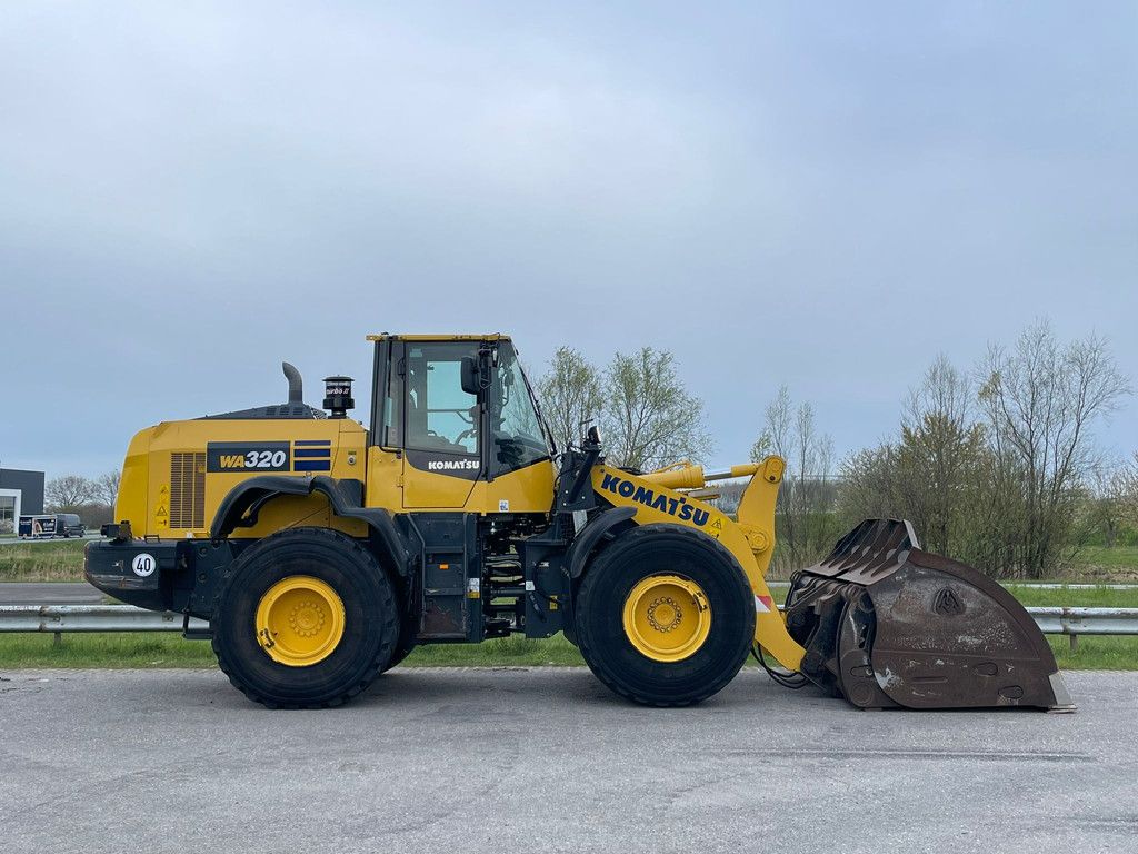 Komatsu WA320-8E0