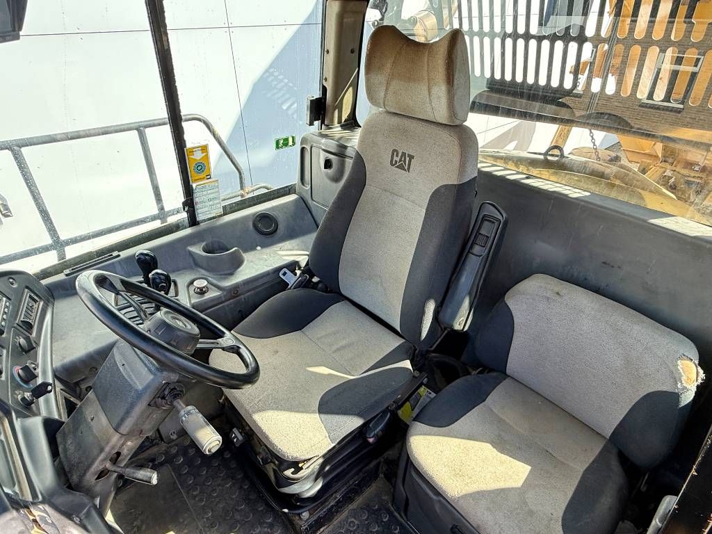 CAT 725 - Top Condition / Airco / Backup Camera