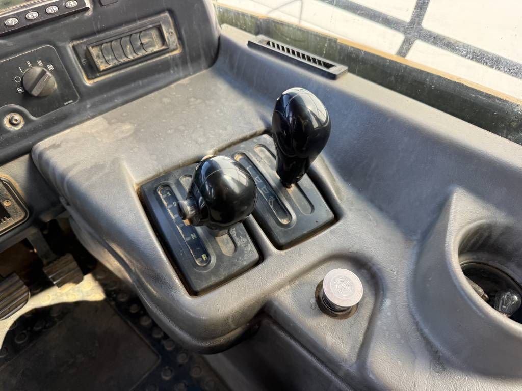 CAT 725 - Top Condition / Airco / Backup Camera