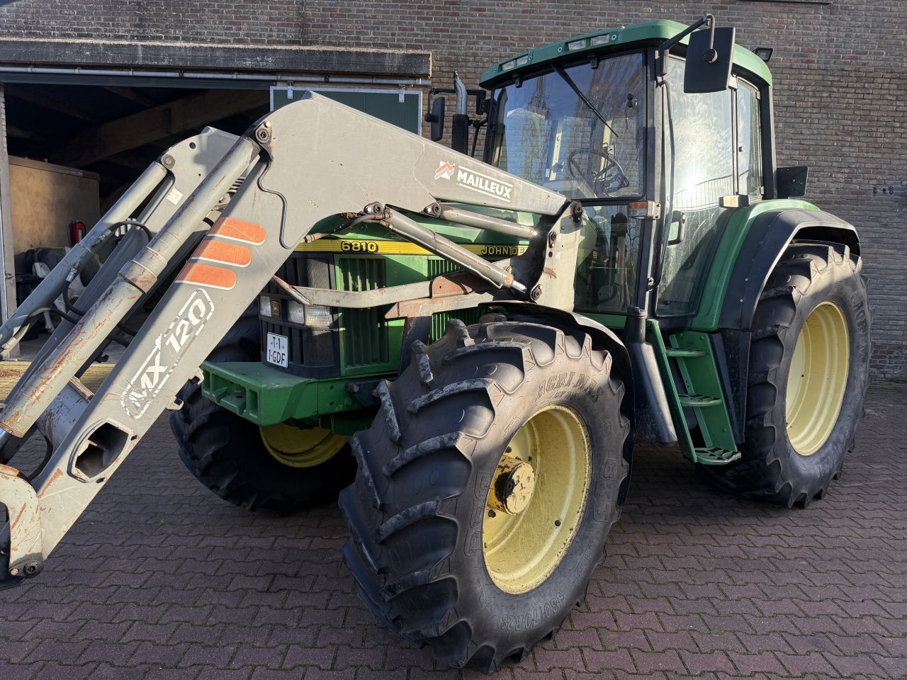 John Deere 6810 met voorlader