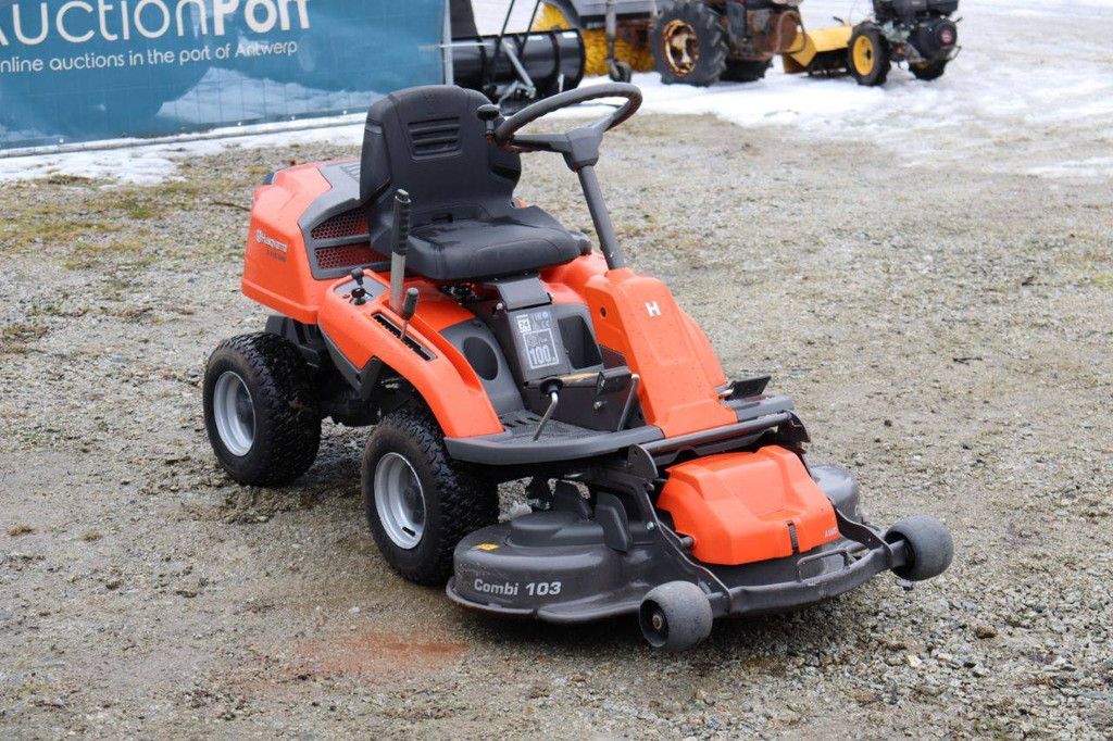 Aufsitzmäher Husqvarna R216AWD 4x4 Benzin 9,6 kW 2018