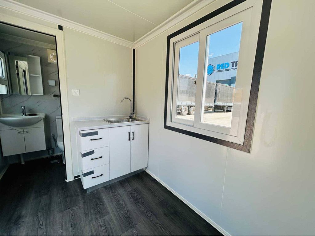 Mobile living unit with bathroom 2025