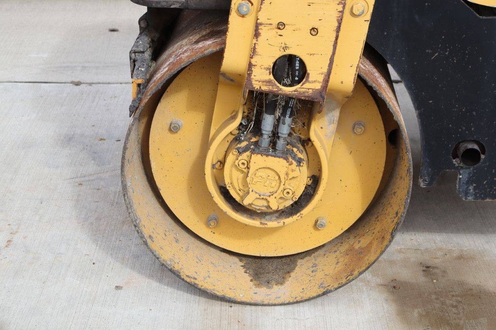 Roller Caterpillar CB-225E Diesel 23kW 2004