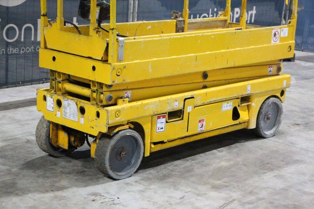 Scherenarbeitsbühne Haulotte Compact 8 Electric 8,20 m 2011