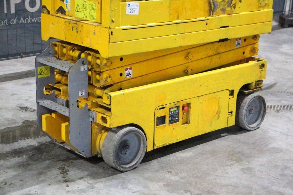 Scissor lift Genie GS-1532 Electric 6.57m 2012