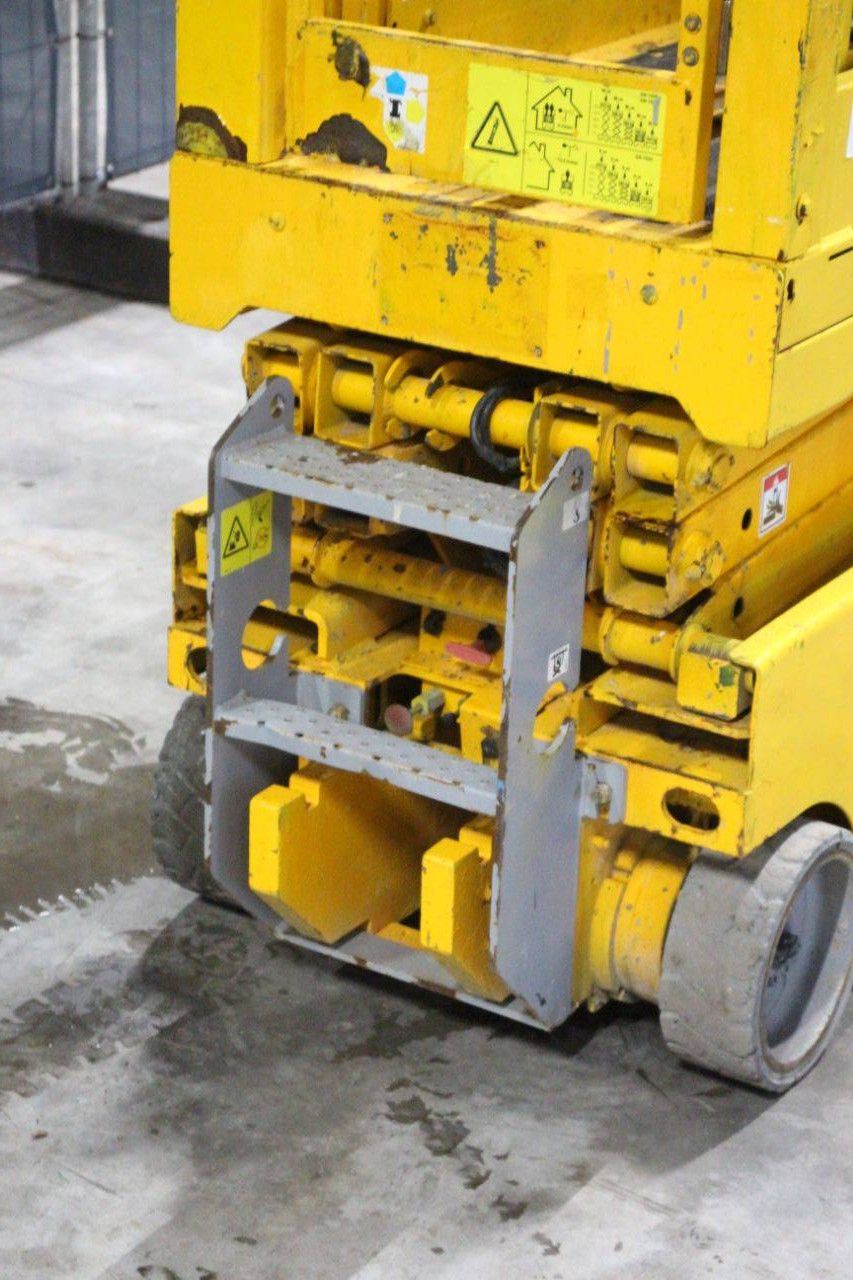 Scissor lift Genie GS-1532 Electric 6.57m 2012