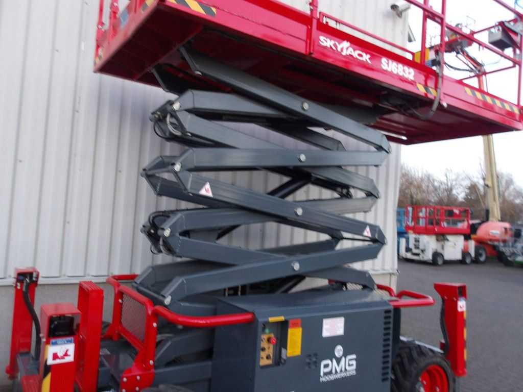 Skyjack SJ6832RT 11.75 Diesel-Scherenarbeitsbühne 2018