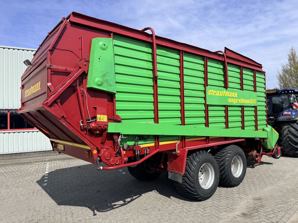 Strautmann Mega Vitesse 3 DO Opraapwagen