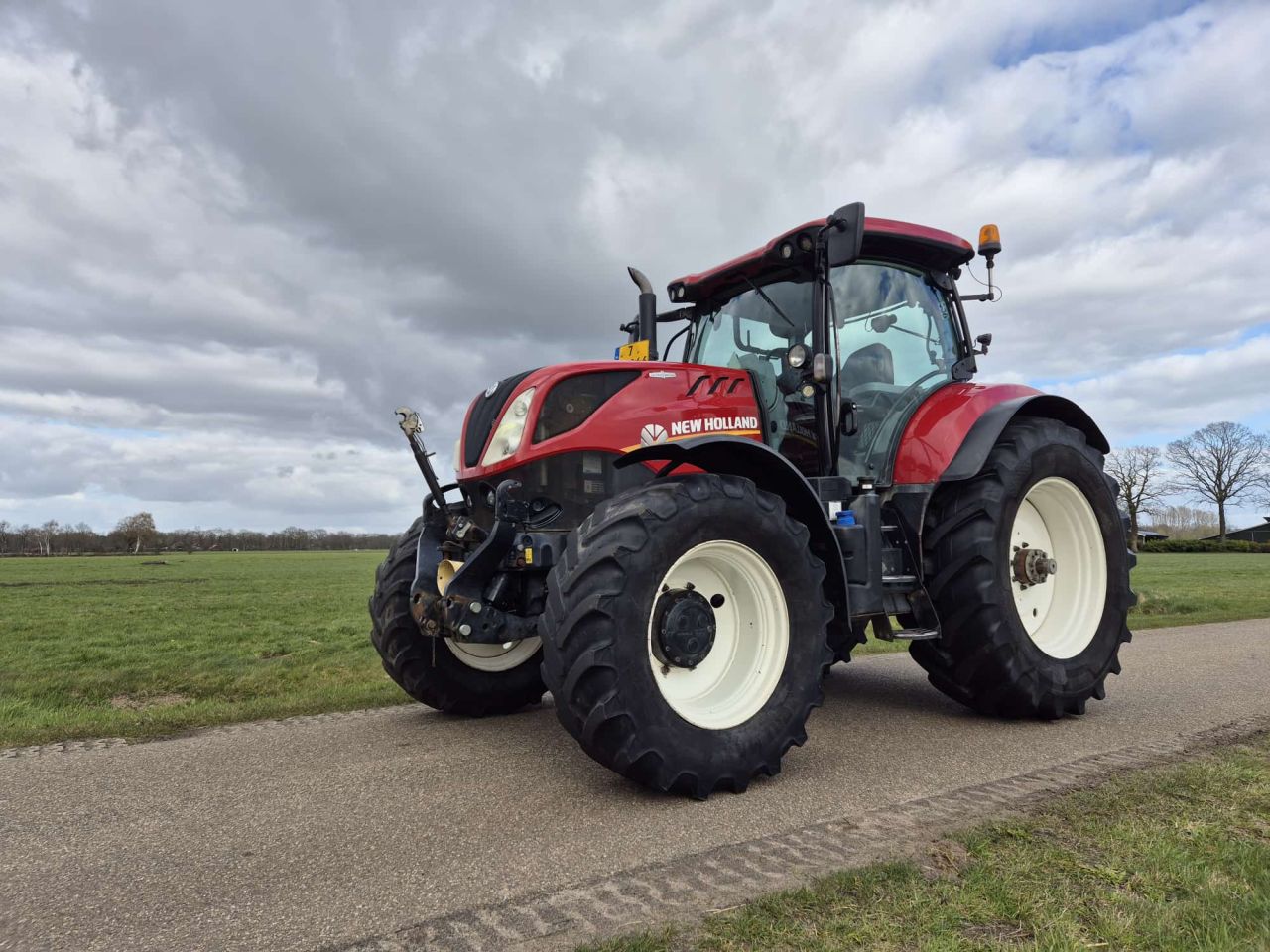 New Holland T 7 210 AC met fronthef / PTO