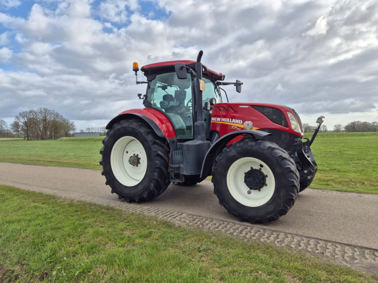 New Holland T 7 210 AC met fronthef / PTO