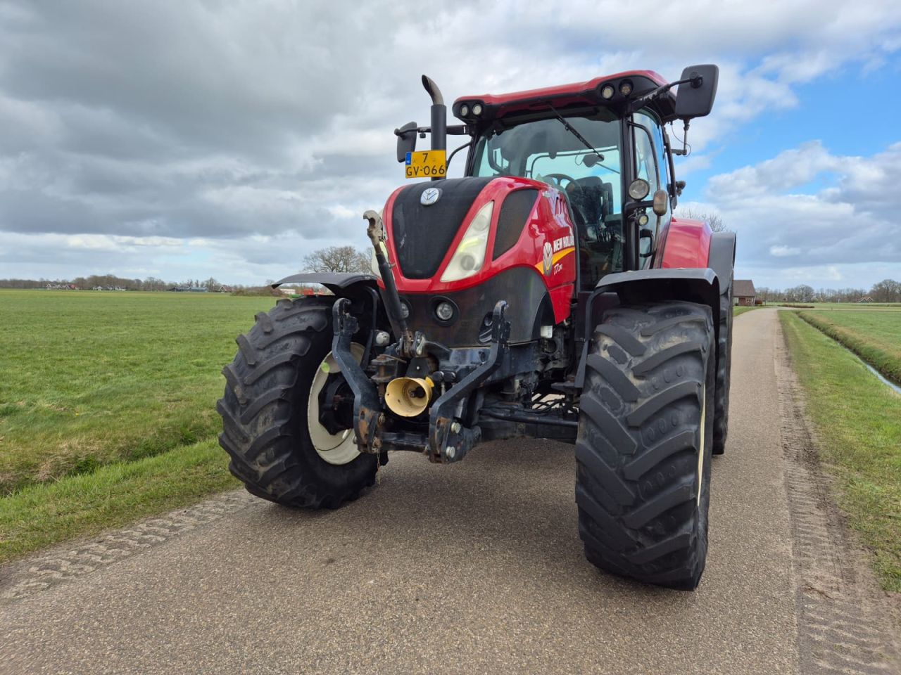 New Holland T 7 210 AC met fronthef / PTO