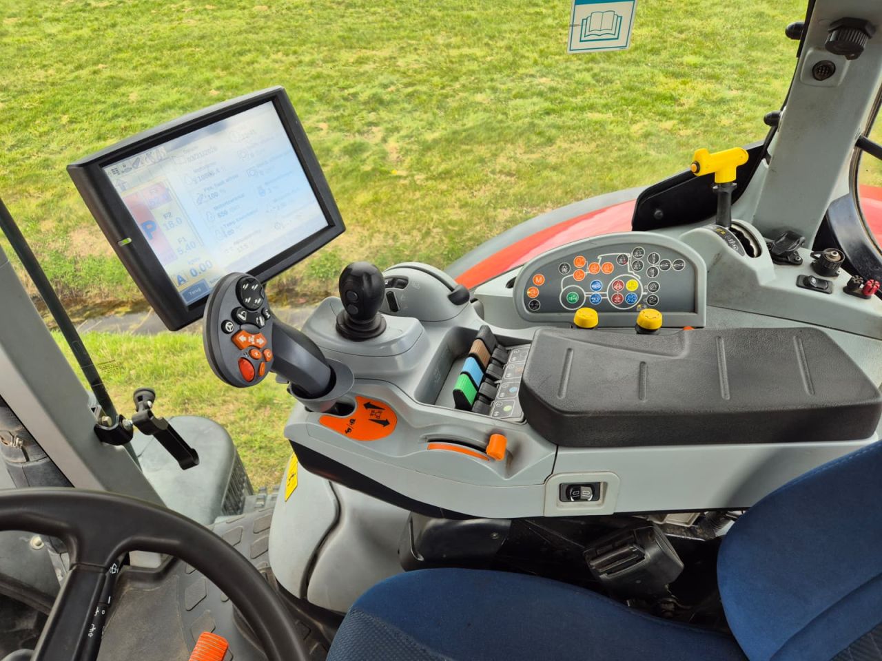 New Holland T 7 210 AC met fronthef / PTO