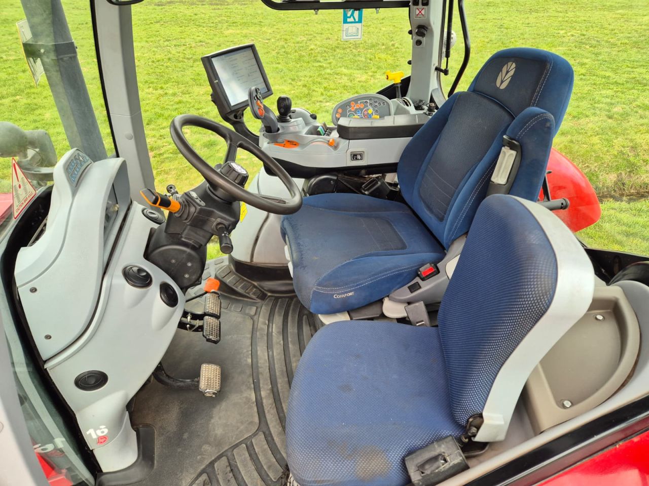 New Holland T 7 210 AC met fronthef / PTO