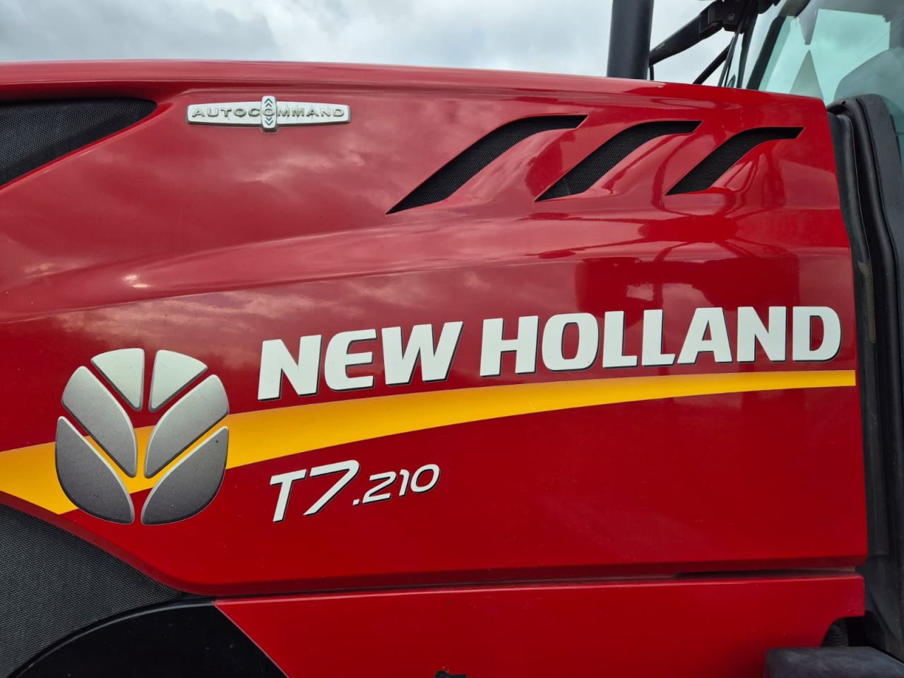 New Holland T 7 210 AC met fronthef / PTO