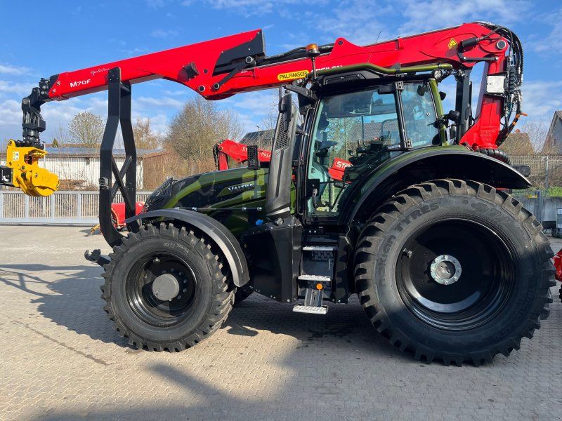 Valtra T215 D mit Kranbau