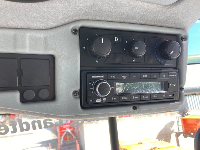 Valtra Q 265 mit Forstkabine und Rüfa