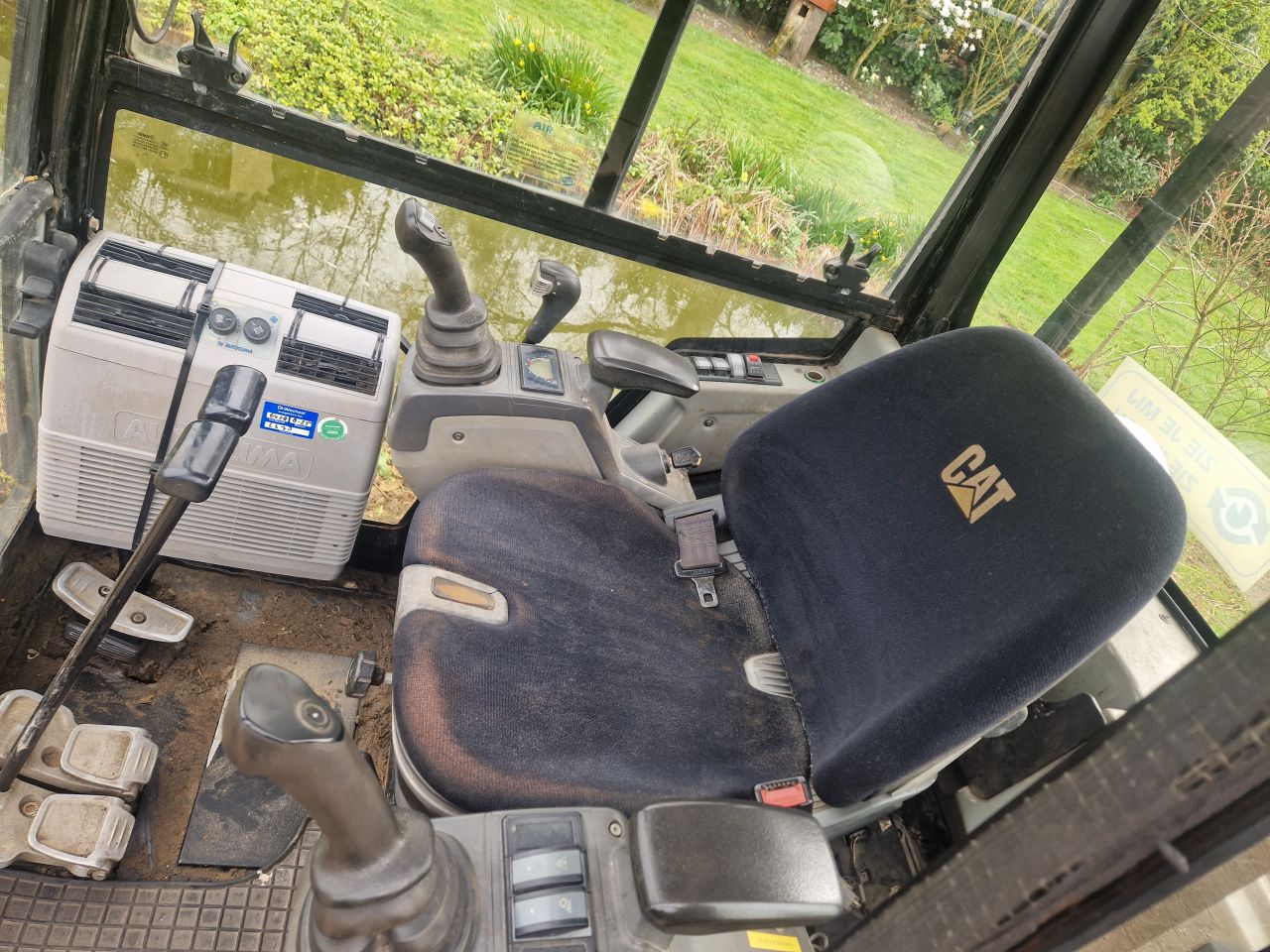 Minigraver Cat 301.7 D met airco en overdruk cabine