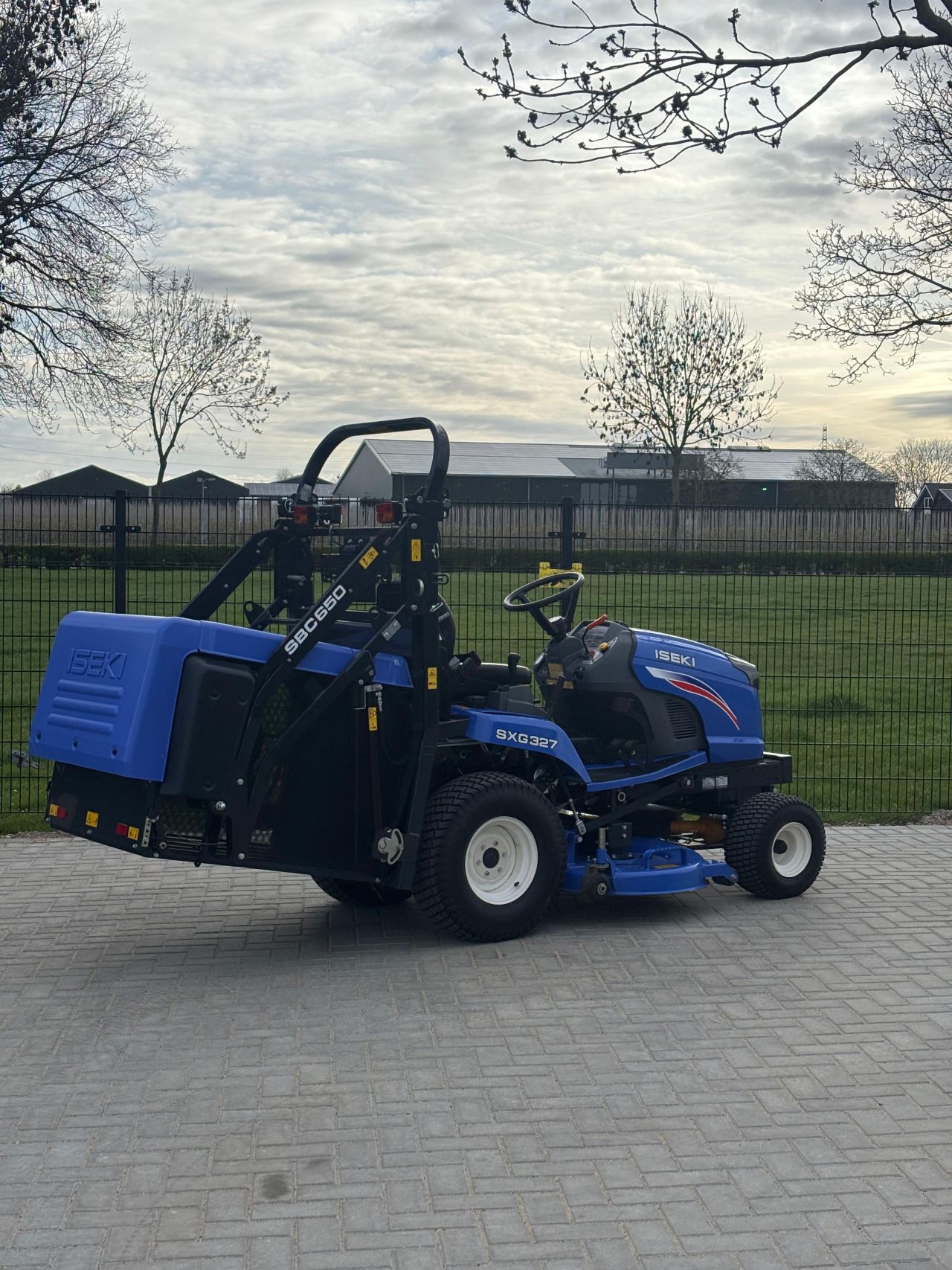 Iseki sxg327 hoog lossend demo !