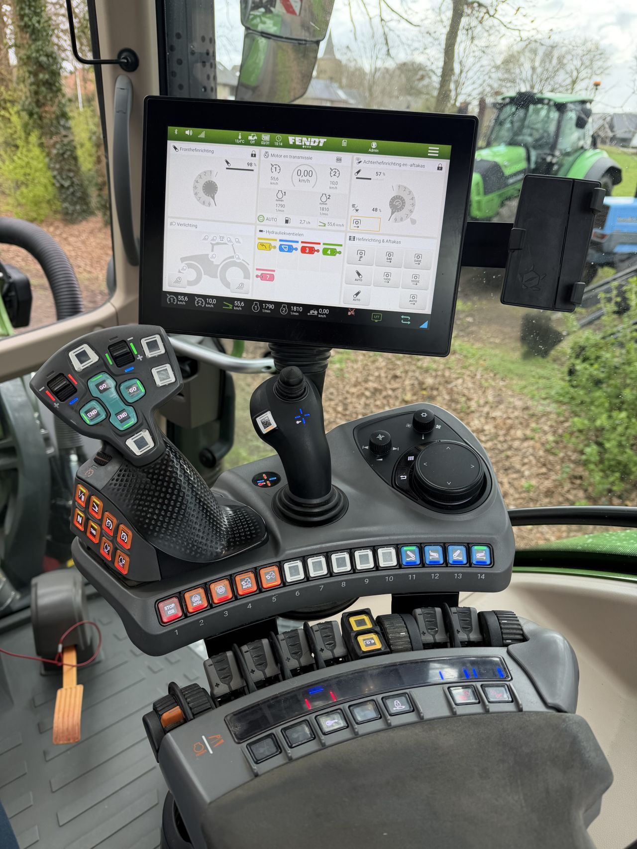 Fendt 724 Gen 6 met Fendt frontlader