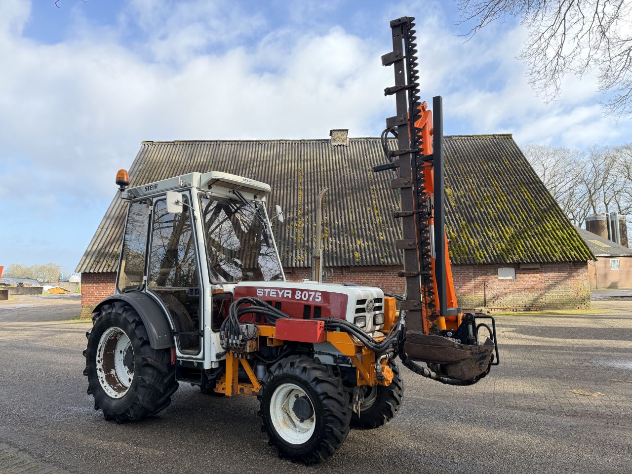 Steyr 8075 Smalspoor met maaiarm