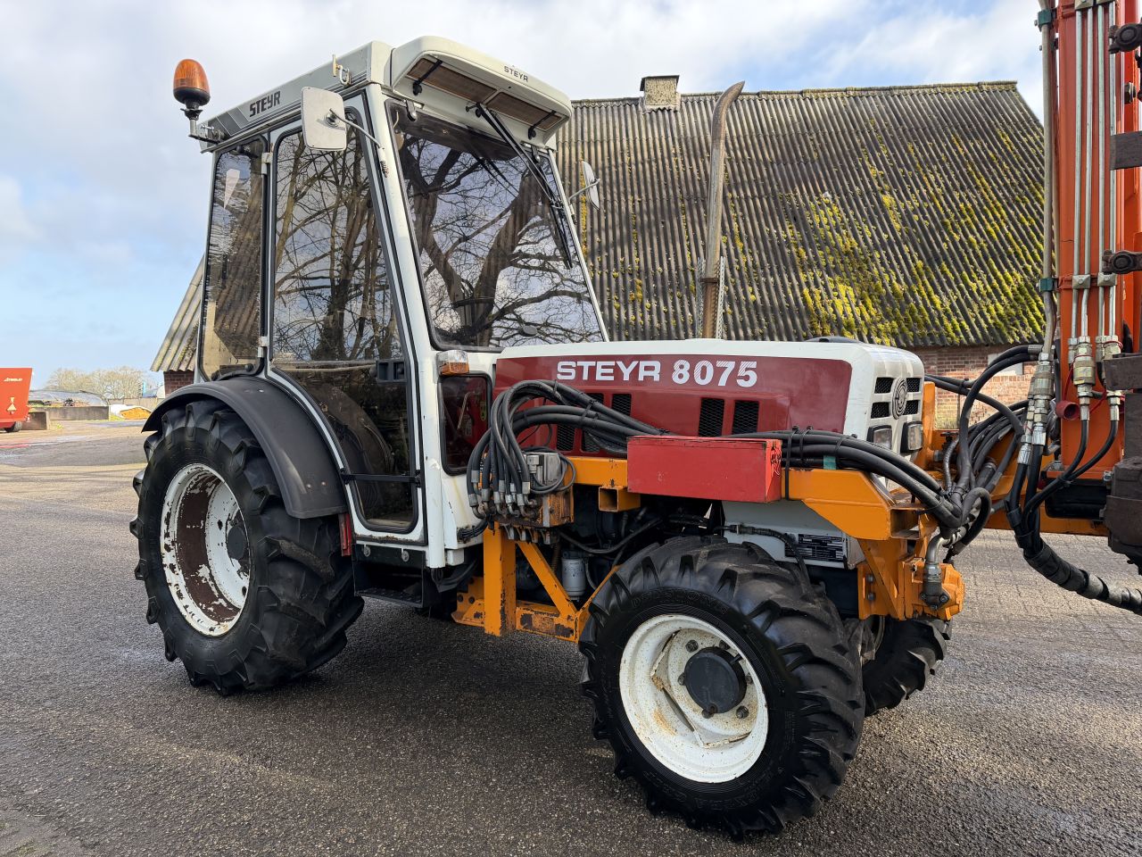 Steyr 8075 Smalspoor met maaiarm