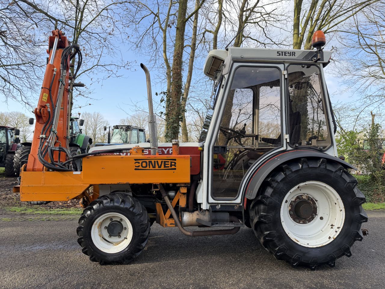 Steyr 8075 Smalspoor met maaiarm