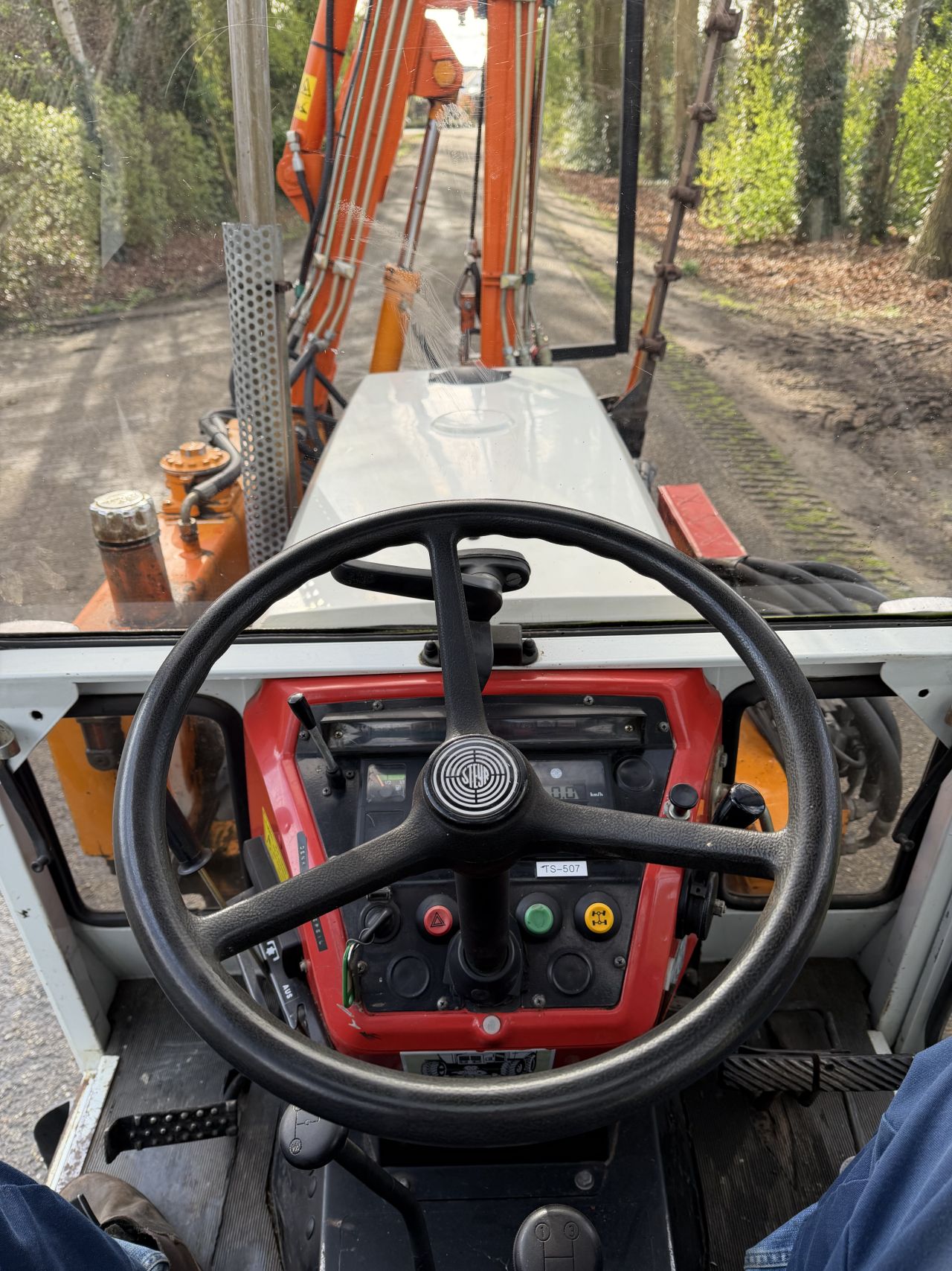 Steyr 8075 Smalspoor met maaiarm