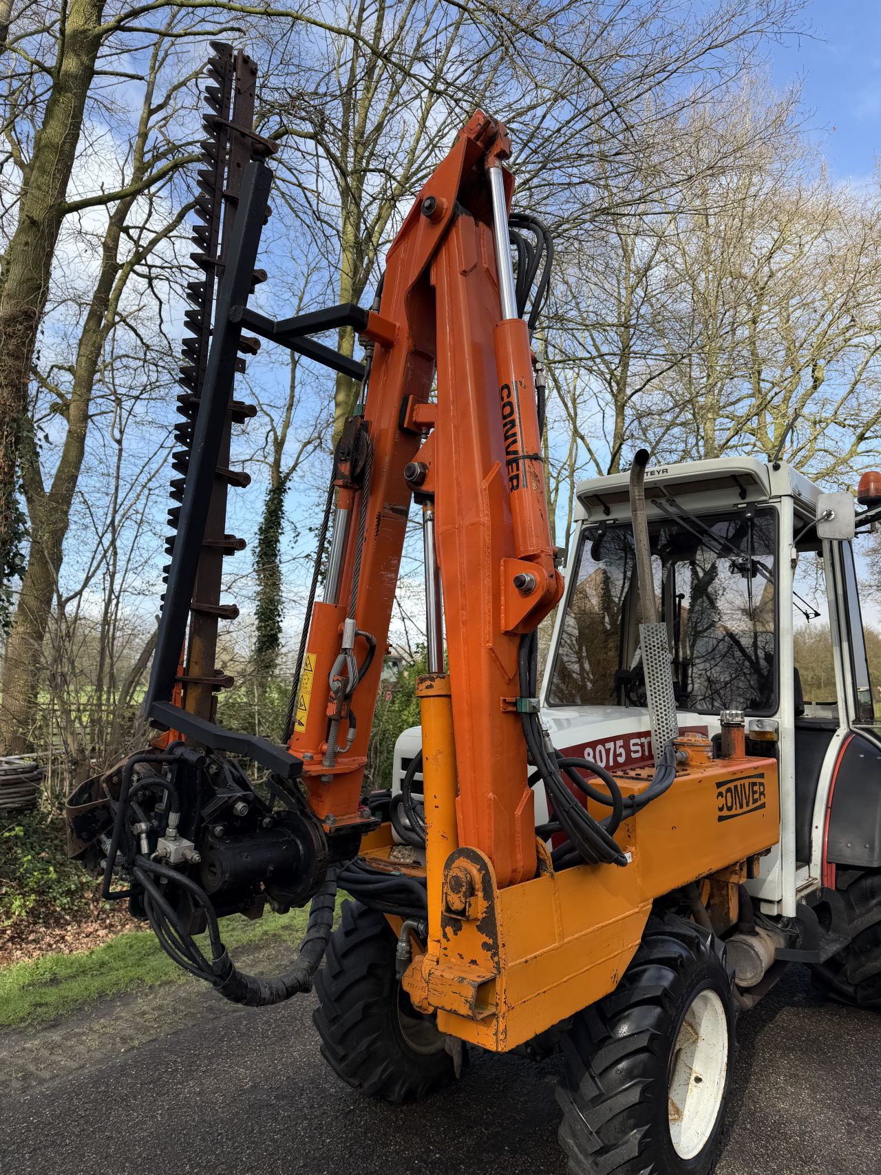 Steyr 8075 Smalspoor met maaiarm