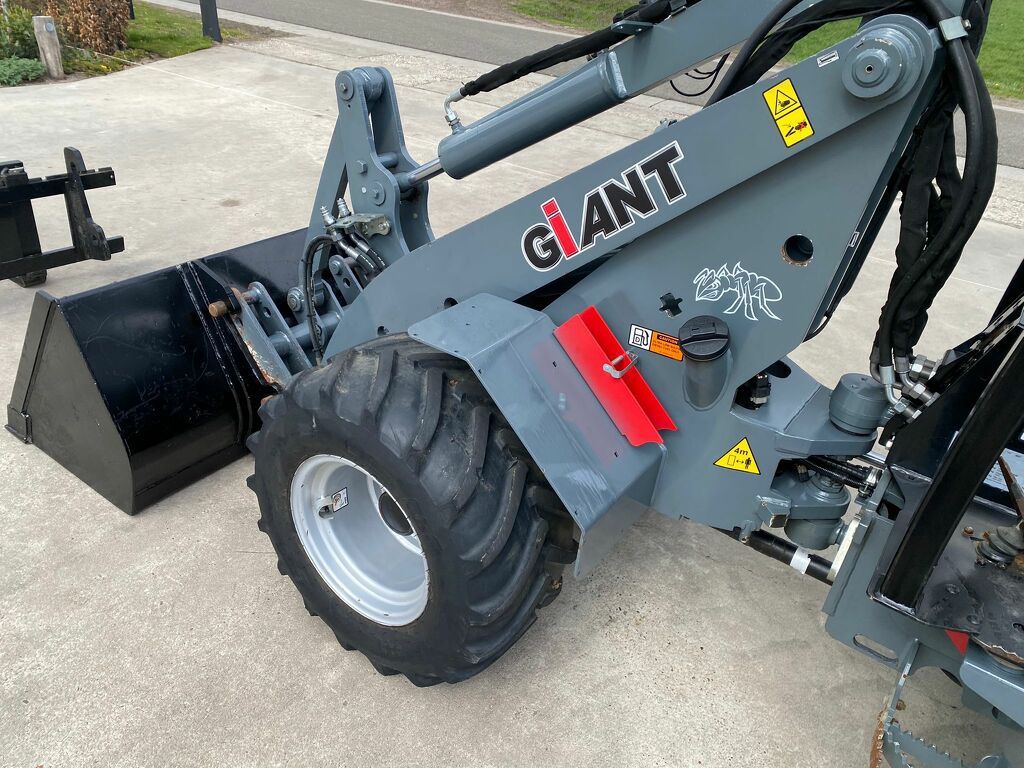 Giant g2700