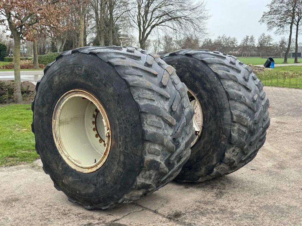 Michelin 2x 1050 50 R32 Banden + Velg Vervaet zelfrijder Wielen