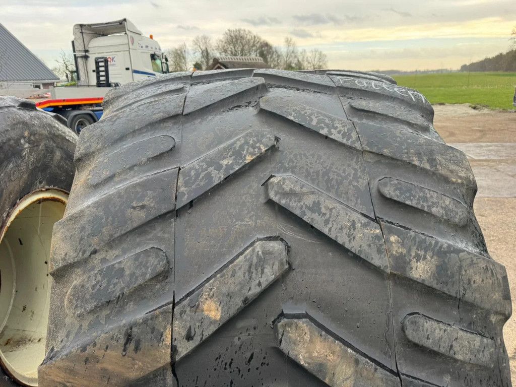 Michelin 2x 1050 50 R32 Banden + Velg Vervaet zelfrijder Wielen
