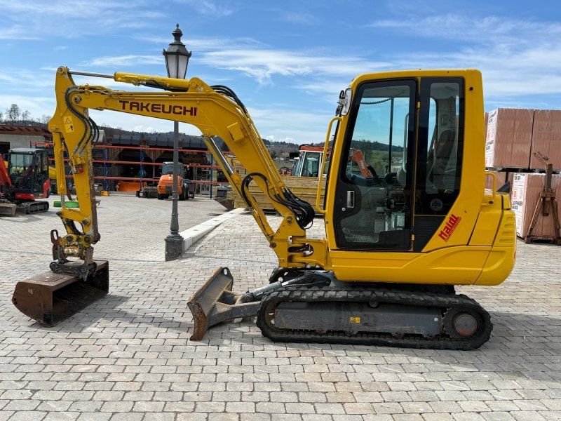Takeuchi TB 235 mit Powertilt