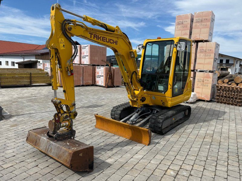 Takeuchi TB 235 mit Powertilt