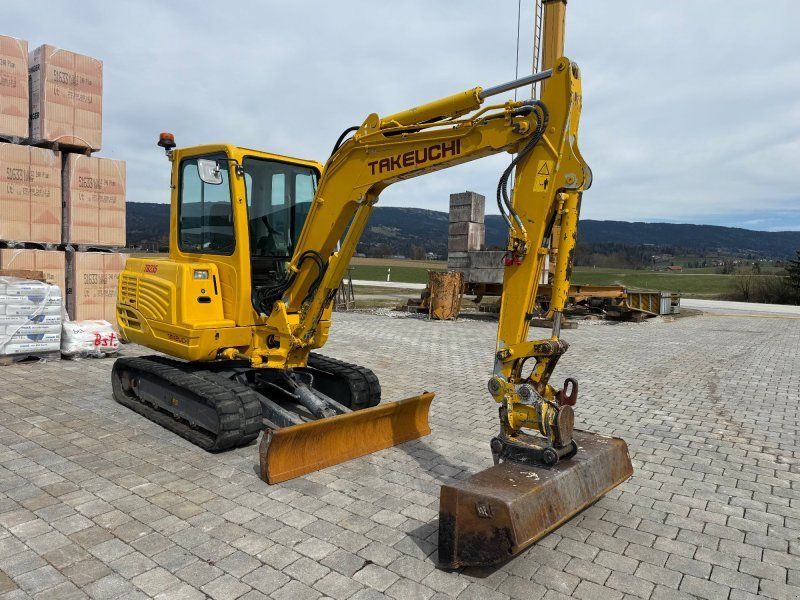 Takeuchi TB 235 mit Powertilt