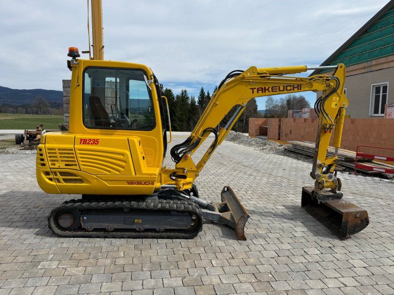 Takeuchi TB 235 mit Powertilt