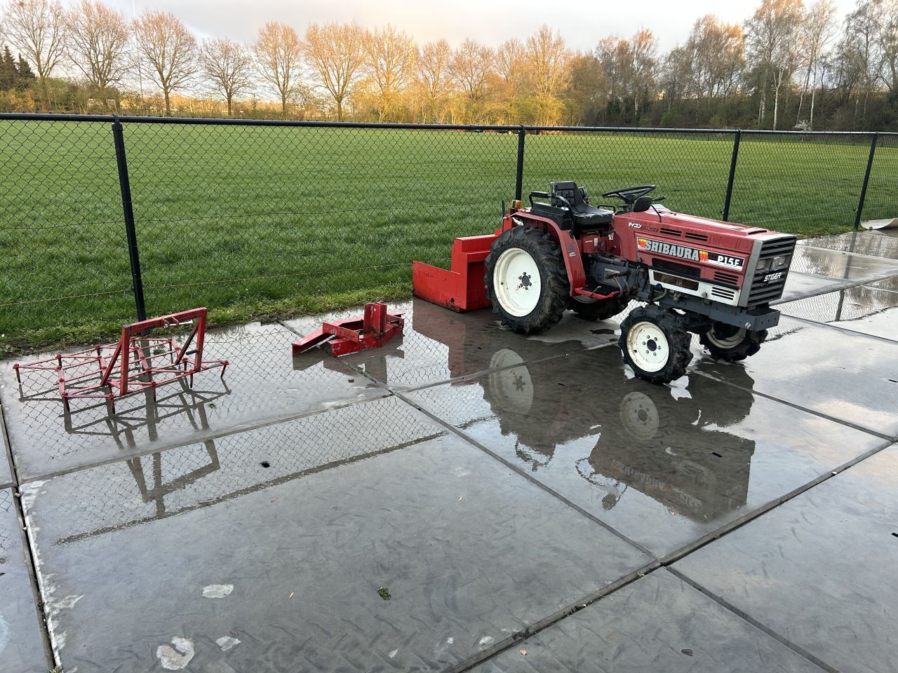 Mooie shibaura P15F met werktuigen