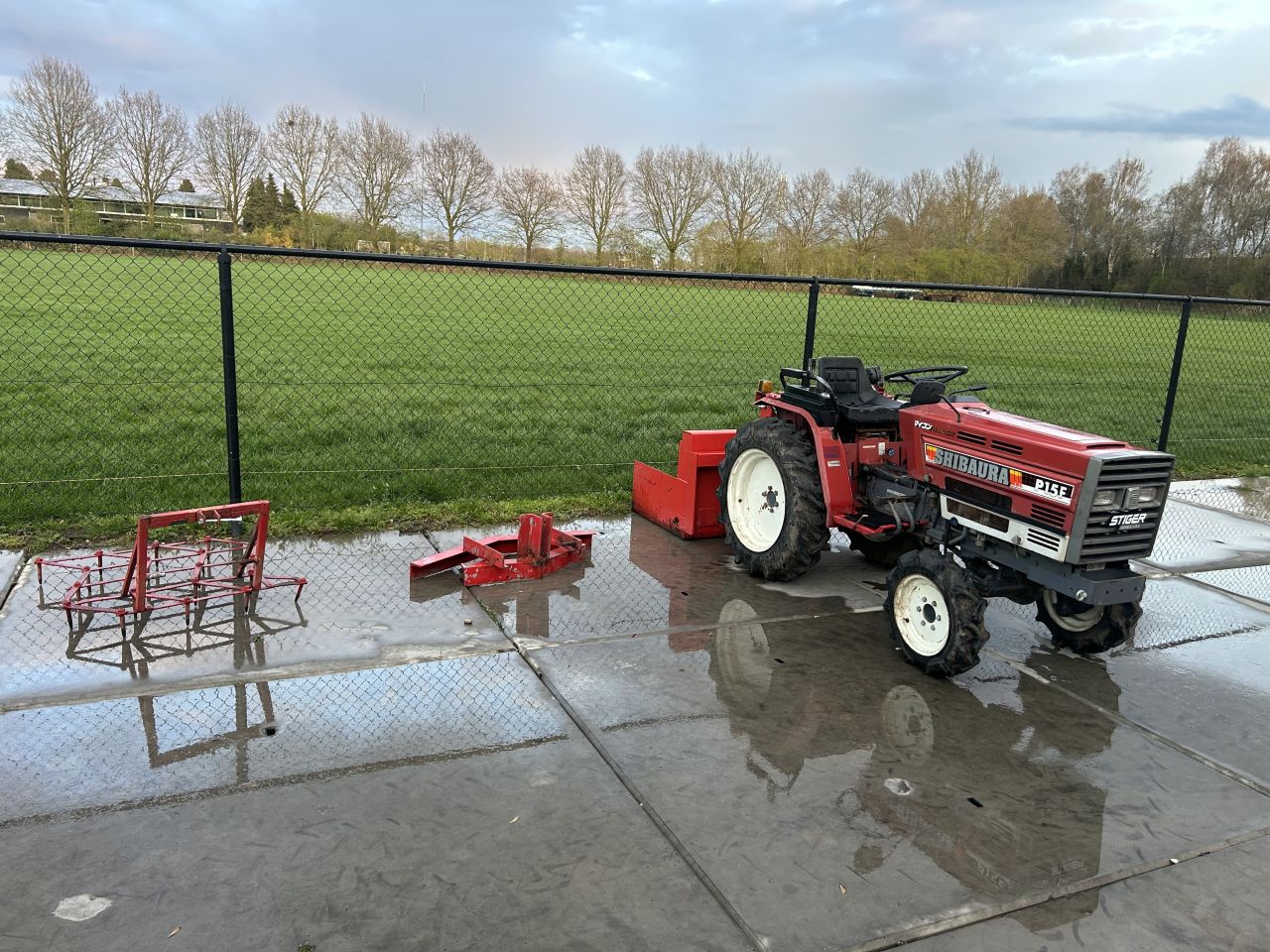 Mooie shibaura P15F met werktuigen