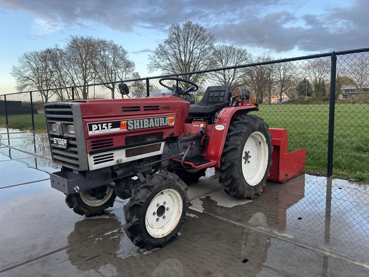 Mooie shibaura P15F met werktuigen
