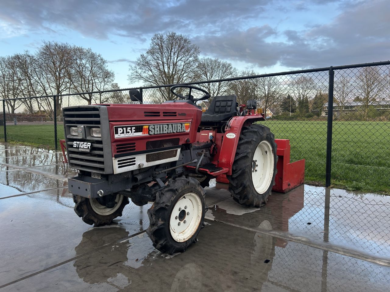 Mooie shibaura P15F met werktuigen