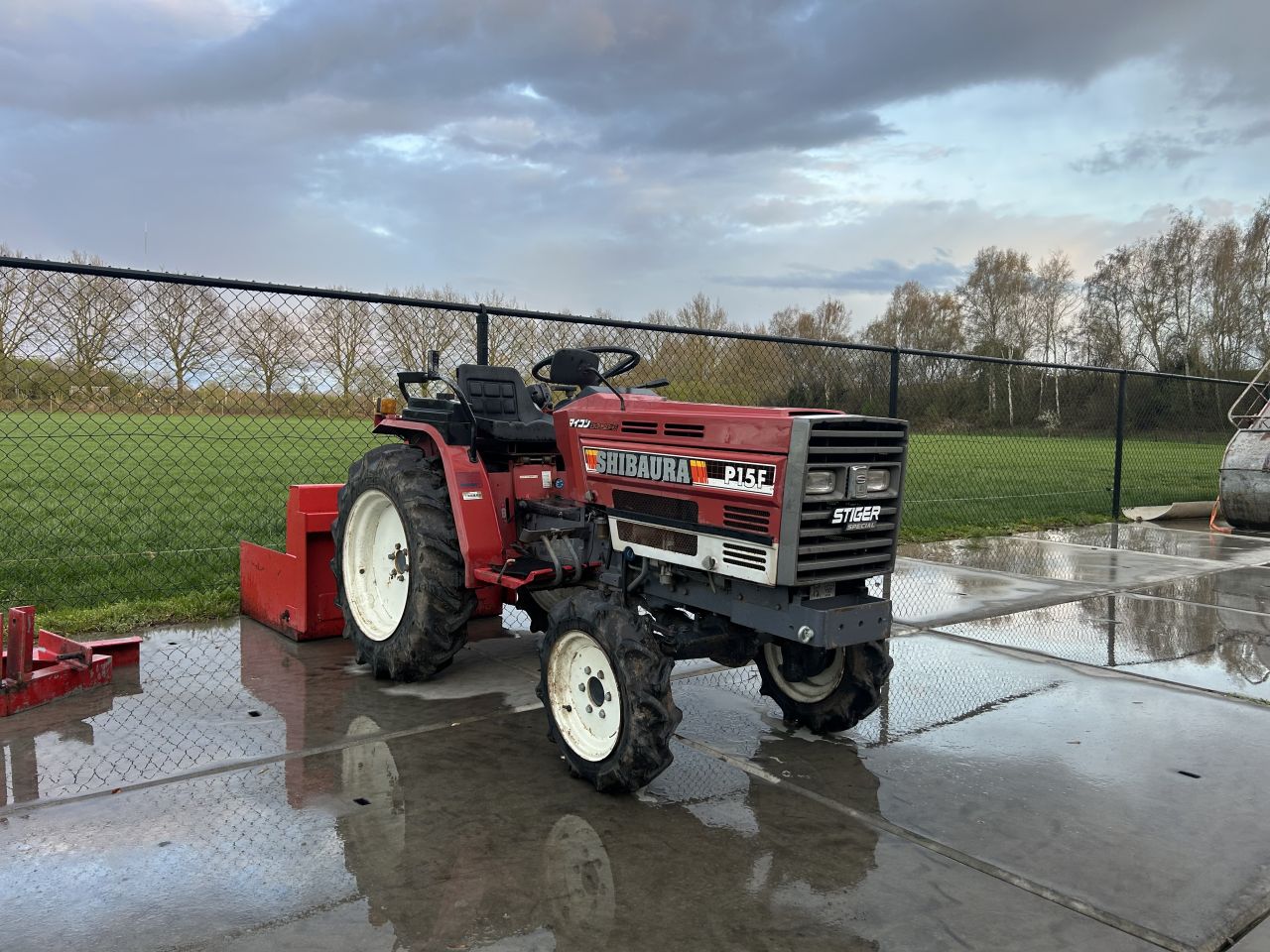 Mooie shibaura P15F met werktuigen
